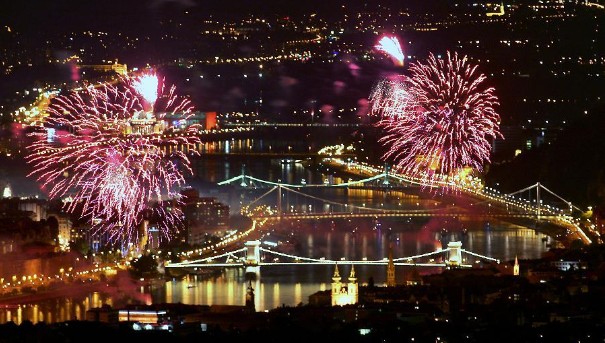 匈牙利国庆日烟花燃放|布达佩斯燃放焰火庆国